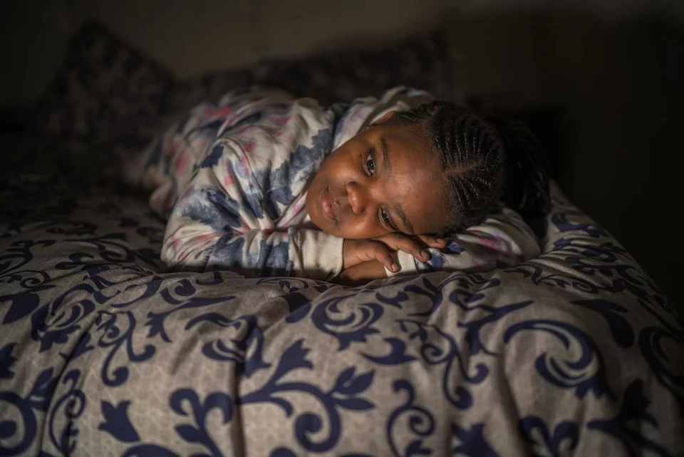 H oκτάχρονη Τσιμολόνγκο Μπονόλο, έμεινε ορφανή από πατέρα λόγω του κορωνοϊού από τον Ιούλιο του 2020  