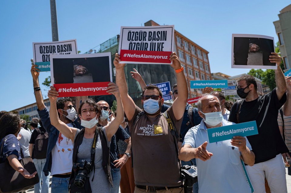 Δημοσιογράφοι διαδηλώνουν στην Κωνσταντινούπολη με πλακάτ που γράφουν «Ελεύθερος τύπος, ελεύθερη χώρα»
