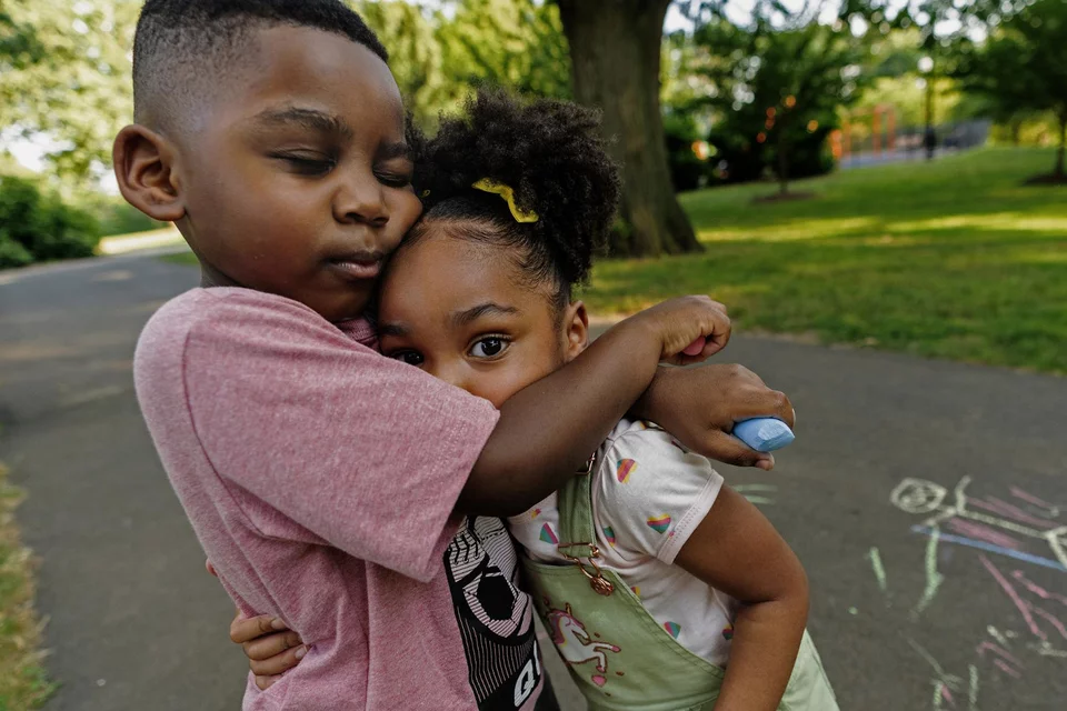 O πεντάχρονος Ζάβιον Γκούζμαν αγκαλιάζει τη τρίχρονη αδελφούλα του, Τζάζμιν. Τη φροντίδα των δύο ορφανών παιδιών ανέλαβαν τώρα οι μεγαλύτερες αδελφές τους