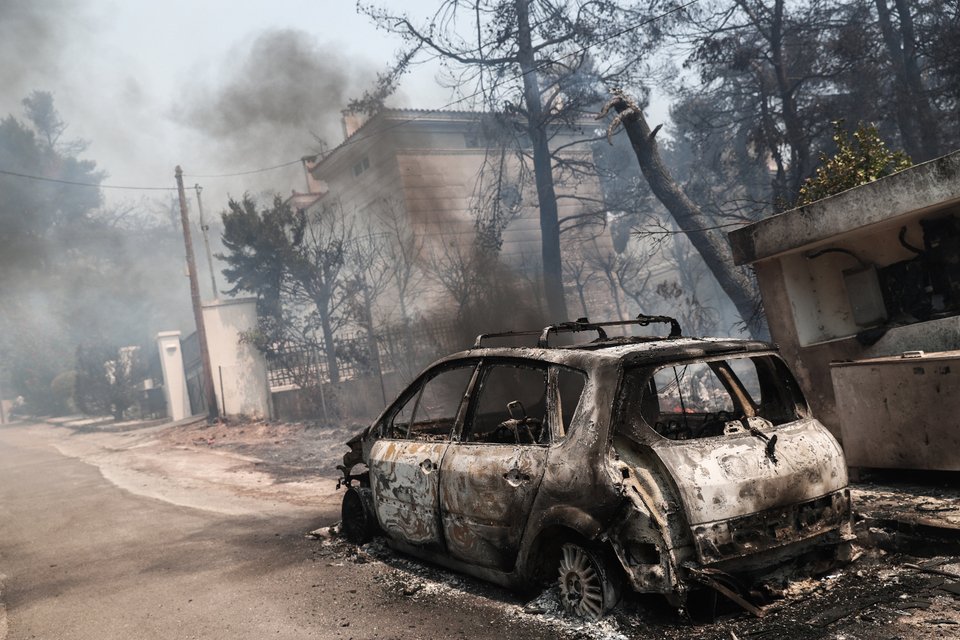 Καμένο αυτοκίνητο στην πυρκαγιά στη Σταμάτα / Φωτογραφία: Eurokinissi