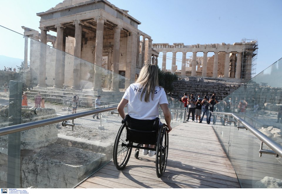 Στην Ακρόπολη η Ελληνική Παραολυμπιακή Ομάδα -Τι είπε η Μενδώνη για τον ανελκυστήρα [εικόνες] | ΕΛΛΑΔΑ | iefimerida.gr