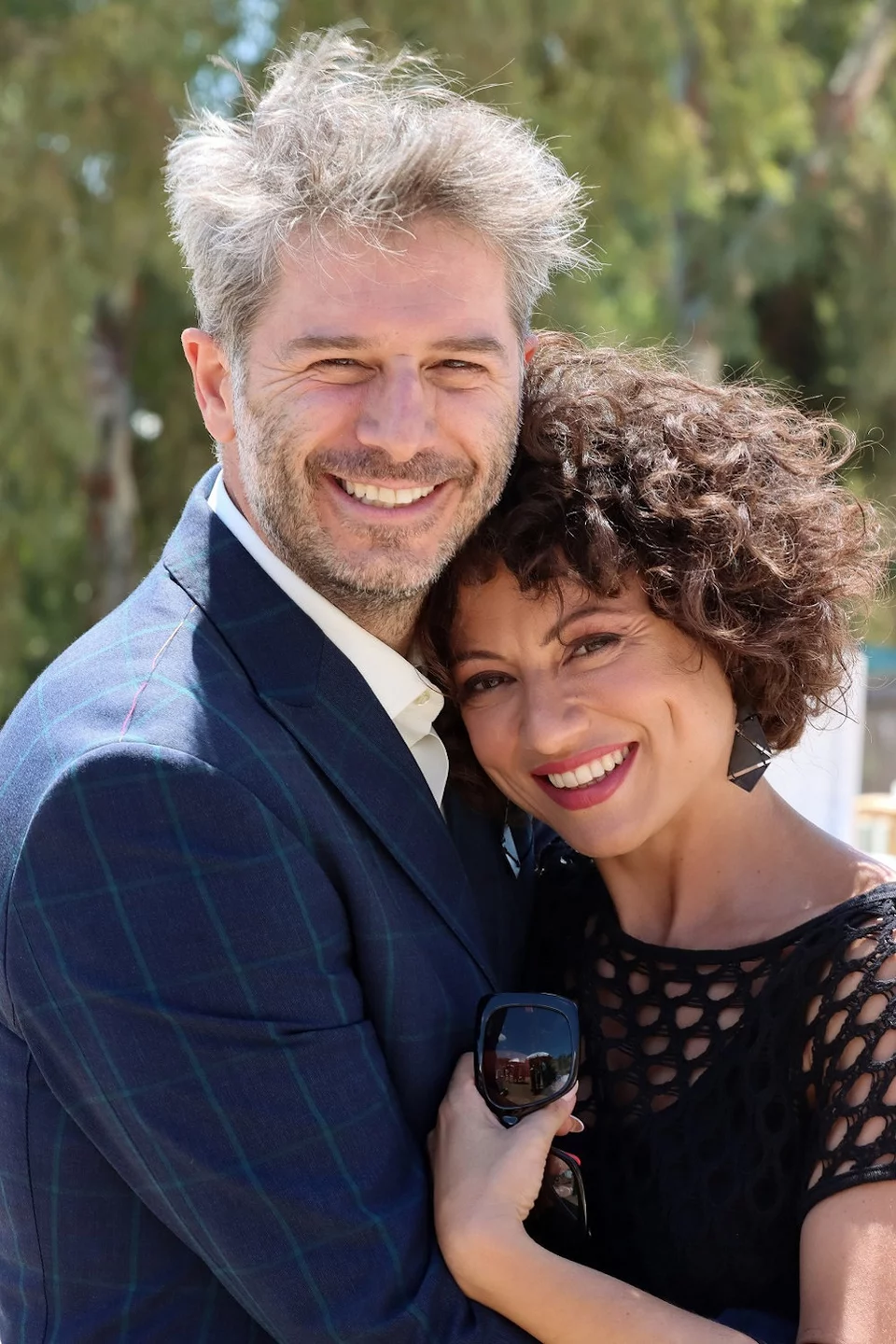 Τον Παύλο και τη Δάφνη υποδύονται ο Αλέξανδρος Μπουρδούμης και η Ευσταθία Τσαπαρέλη