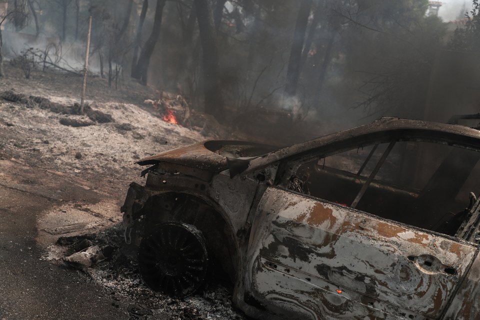 Καμένο αυτοκίνητο στην πυρκαγιά στη Σταμάτα / Φωτογραφία: Eurokinissi