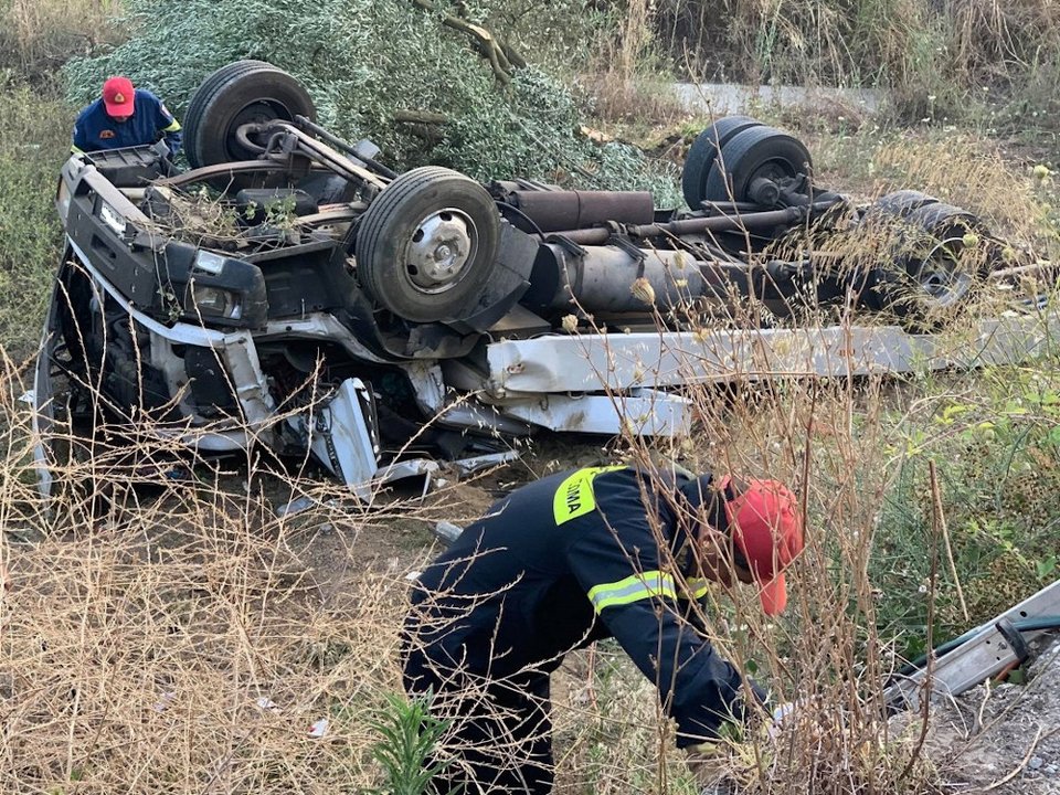Αγρίνιο: Οι προσπάθειες απεγκλωβισμού του άτυχου 49χρονου από την Πυροσβεστική - Φωτογραφία: agrinionews.gr