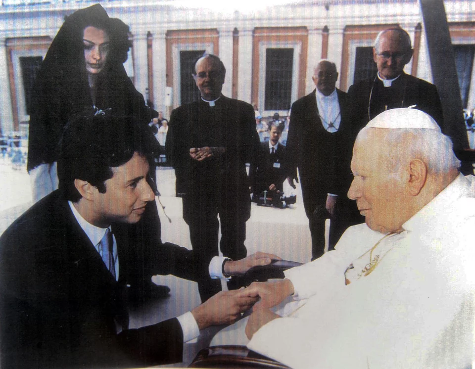Η Αν Χαθαγουέι με τον Φολιέρι σε επίσκεψή τους στο Πάπα Ιωάννη Β' στο Βατικανό
