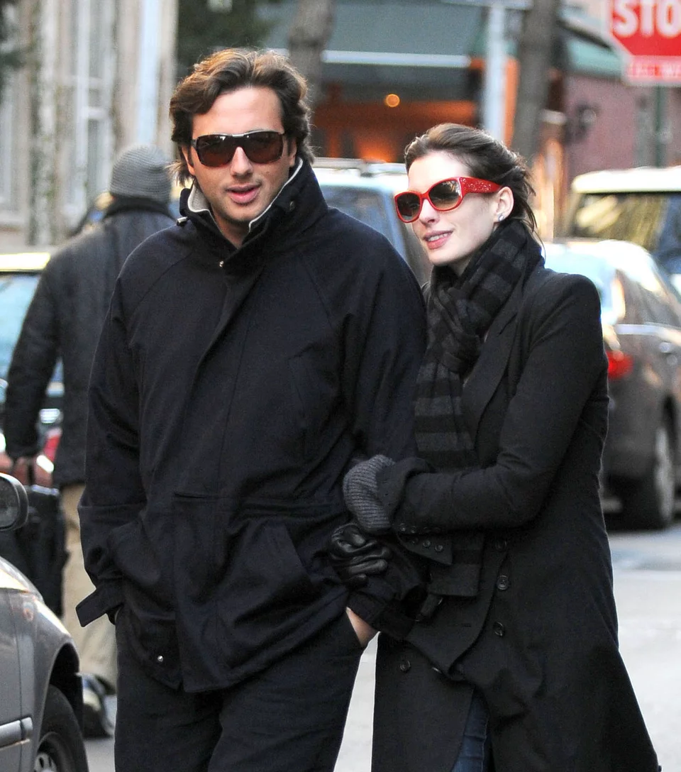 Η Αν Χαθαγουέι και ο σύντροφός της Ραφαέλο Φολιέρι σε βόλτα στη Νέα Υόρκη