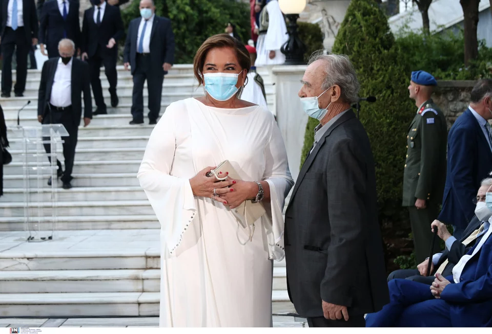 Η Ντόρα Μπακογιάννη με λευκό σύνολο