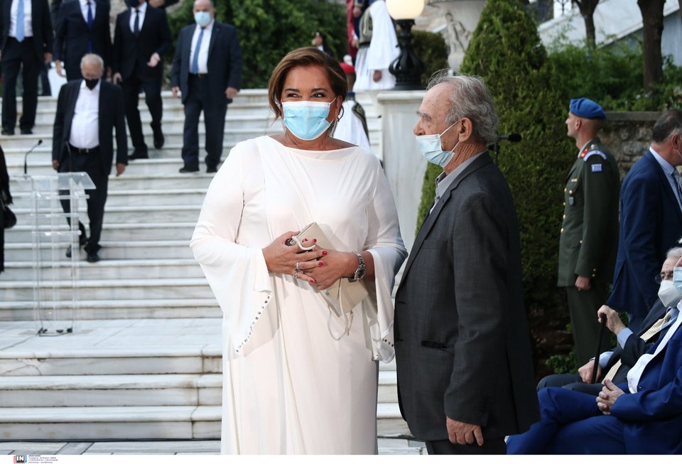 Η Ντόρα Μπακογιάννη με λευκό σύνολο