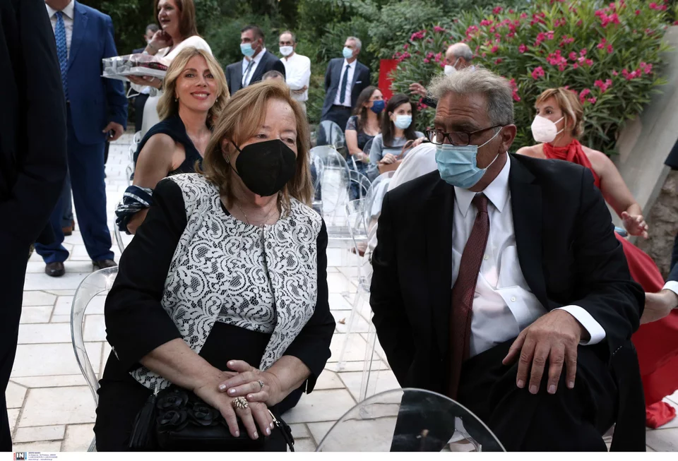 Η μητέρα του δολοφονηθέντος Θάνου Αξαρλιάν, Σταυρούλα με τον Γιώργο Μομφερράτο, γιο του επίσης δολοφονηθέντος εκδότη από τη «17Ν», Νίκου Μομφεράτου.  