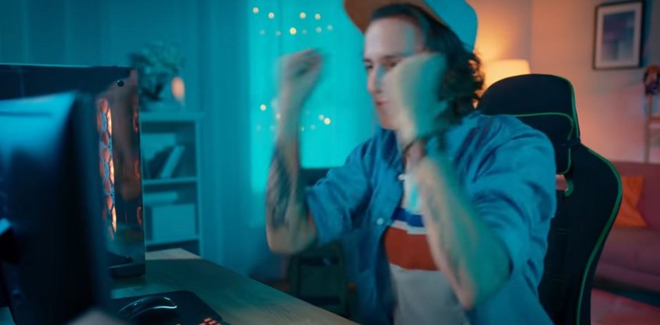 Gamer παίζει με τη χρήση της επαυξημένης πραγματικότητας
