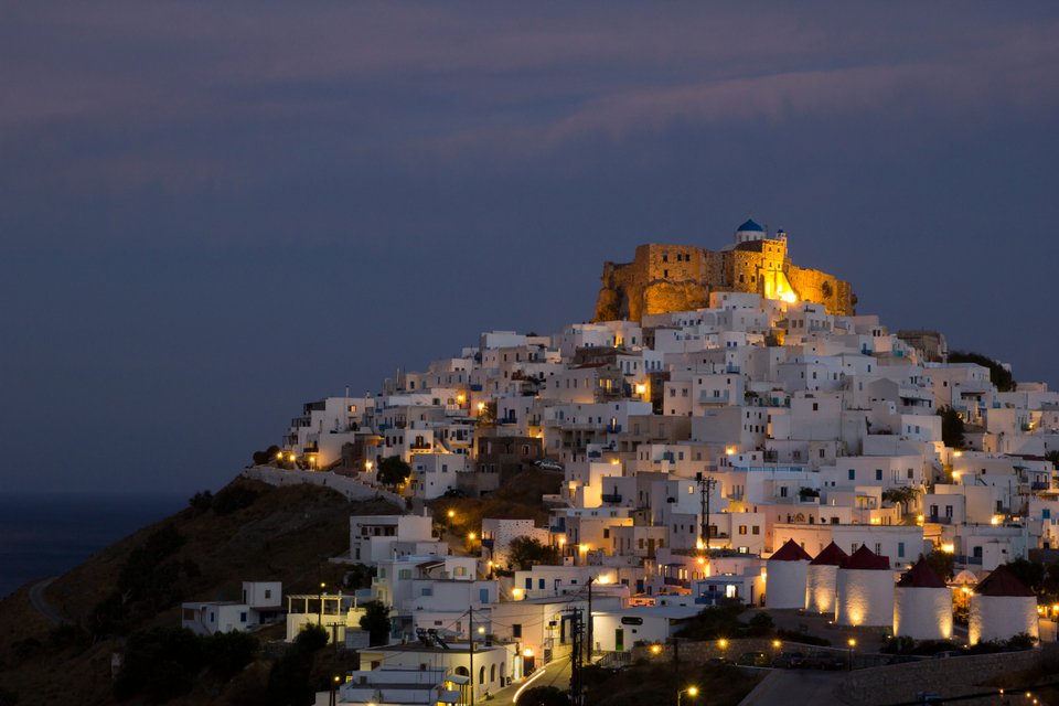 Νυχτερινή λήψη της Χώρας με το ιστορικό κάστρο στην κορυφή της Αστυπάλαιας.