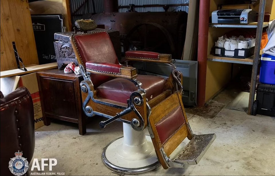 Η αστυνομία κατά την έρευνά της στο σπίτι του 40χρονου, βρήκε κουτιά γεμάτα μαστίγια, κολάρα και άλλα όργανα του σεξ