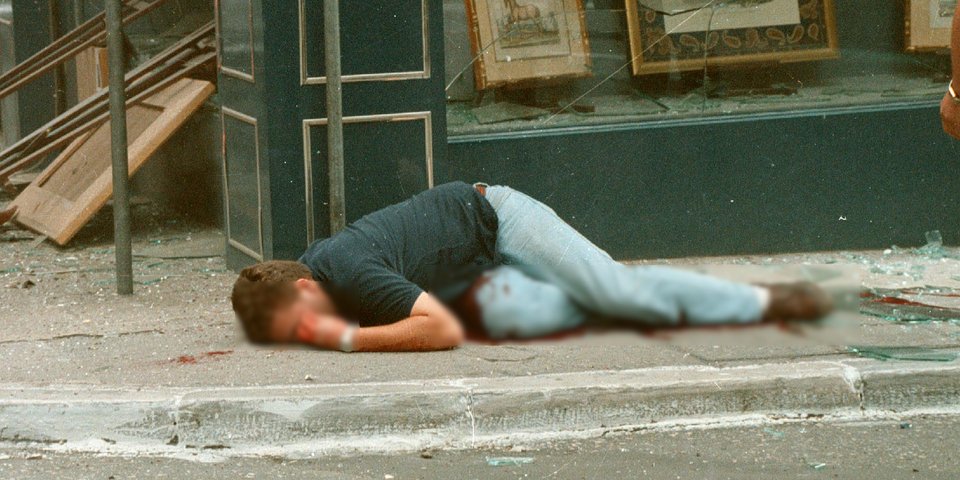 Ο Θάνος Αξαρλιάν κείτεται νεκρός μετά το χτύπημα της «17Ν» / Φωτογραφία αρχείου: Eurokinissi/ΜΠΟΝΗΣ ΧΡΗΣΤΟΣ