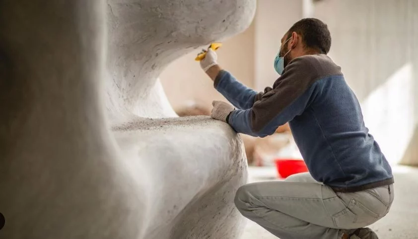 Mια γλυπτική δημιουργία των Voukena Petrides για το μπαρ με τα κοκτέιλ που επιμελείται η ομάδα του Baba au Rum / Ιnstagram Delta