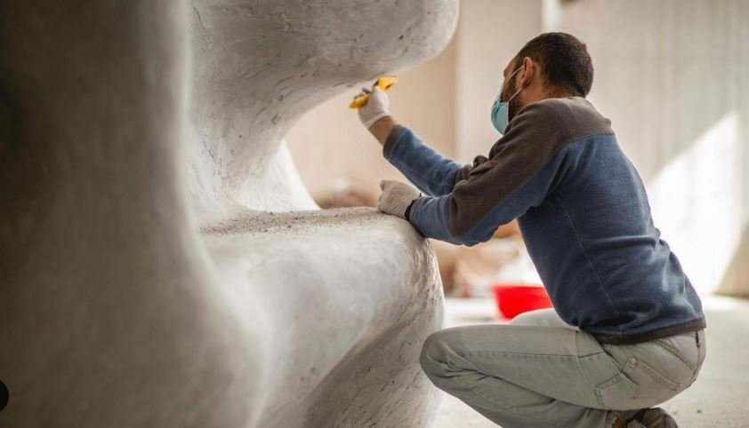 Mια γλυπτική δημιουργία των Voukena Petrides για το μπαρ με τα κοκτέιλ που επιμελείται η ομάδα του Baba au Rum / Ιnstagram Delta