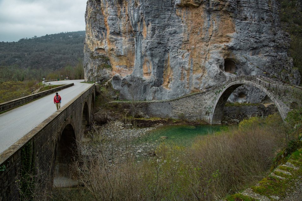 όμορφο τοπίο με πέτρινη γέφυρα