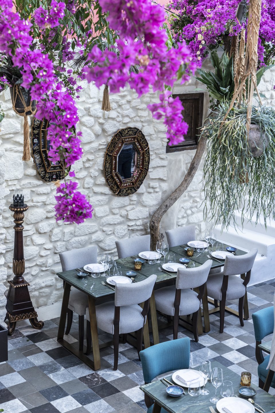 H διακόσμηση του COYA Mykonos έχει έντονα στοιχεία από την αυτοκρατορία των Ίνκας