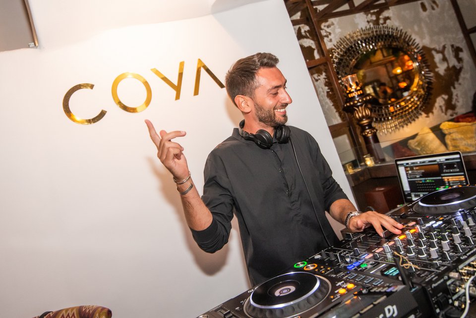 Live performances και DJ sets συνθέτουν μια εντυπωσιακή ατμόσφαιρα στην πιο glamorous εκδοχή του COYA Mykonos