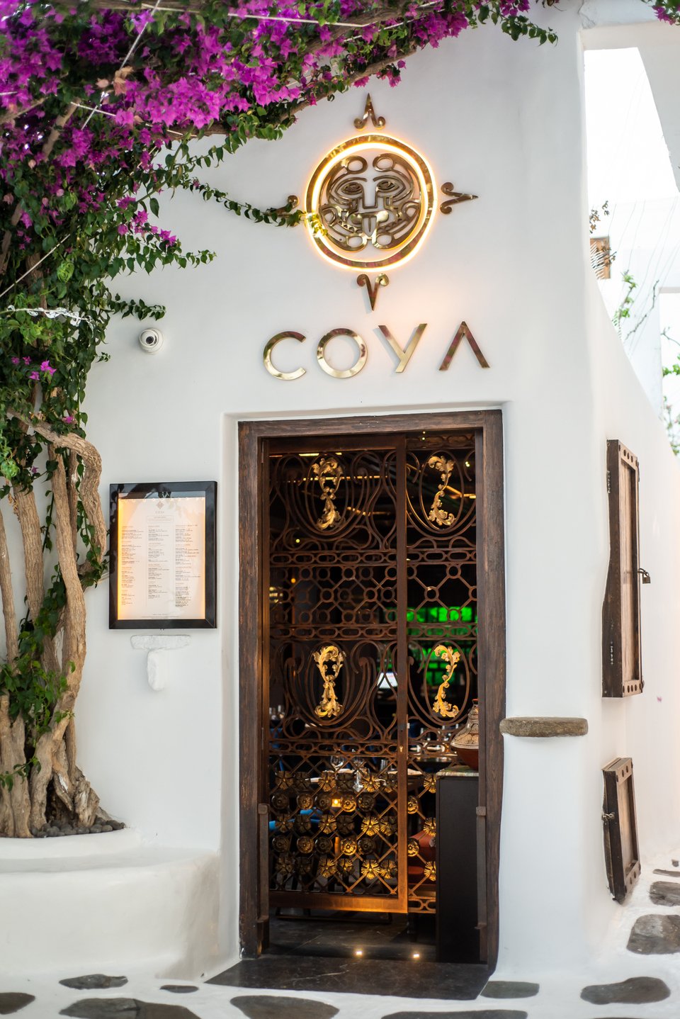 Η είσοδος του COYA Mykonos με την σιδερένια πόρτα