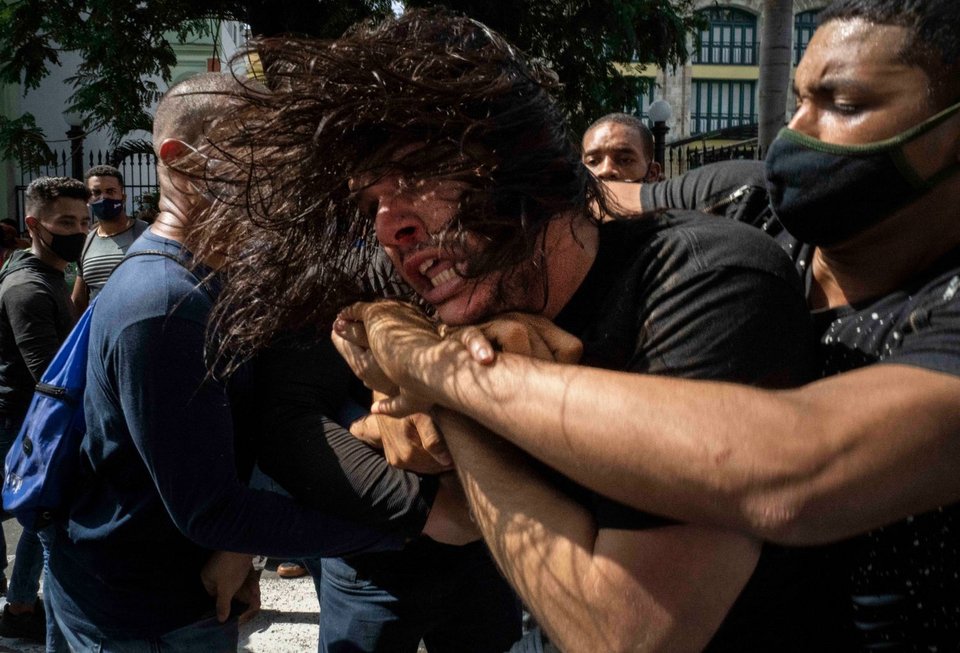 Η αστυνομία συλλαμβάνει έναν αντικυβερνητικό διαδηλωτή κατά τη διάρκεια διαμαρτυρίας στην Αβάνα της Κούβας. 11 Ιουλίου-ΑΡ
