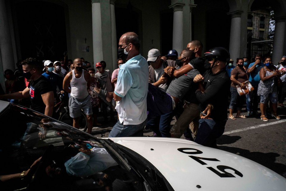 Σύλληψη αντικυβερνητικού διαδηλτή την Κυριακή 11 Ιουλίου-ΑΡ