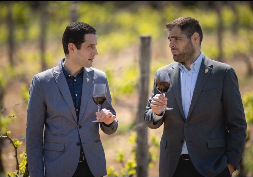 O Αρης Σκλαβενίτης (αριστερά, ιδιοκτήτης και του Oinoscent) και ο Φαίδων Δερνίκος ανέλαβαν την απαιτητική λίστα με τις 600 ετικέτες κρασιών / Instagram Delta