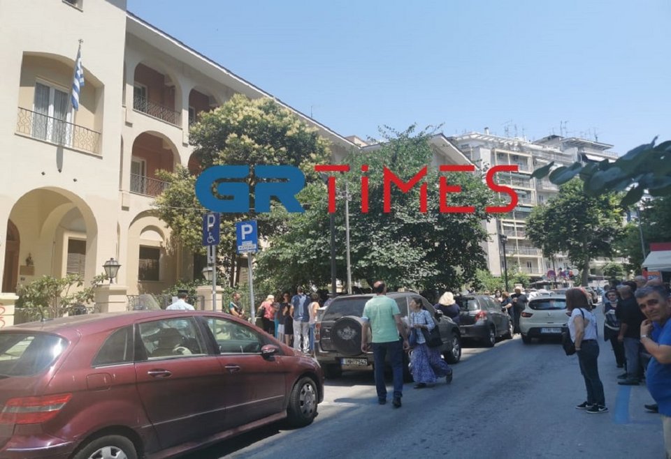 διαμαρτυρία έξω από Μητρόπολη Θεσσαλονίκης