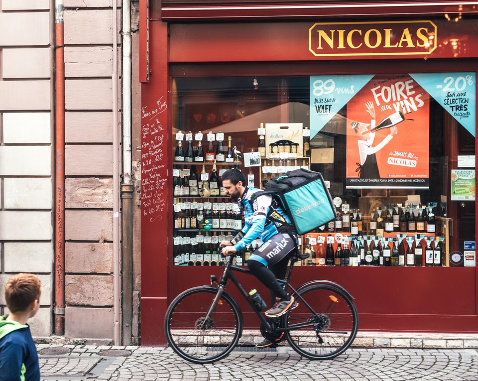 Διανομέας της εταιρείας Deliveroo με ποδήλατο