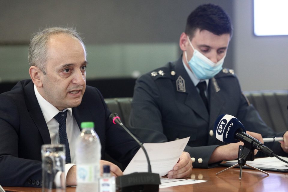 Ο επικεφαλής της Διεύθυνσης Οικονομικής Αστυνομίας, Αστυνομικός Διευθυντής Δημήτριος Λουκόπουλος και ο εκπρόσωπος ΕΛΑΣ Αποστ. Σκρέκας -Φωτογραφία: ΒΑΣΙΛΗΣ ΡΕΜΠΑΠΗΣ/EUROKINISSI