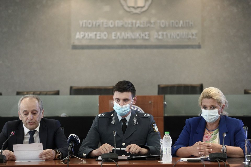 Από αριστερά: Ο επικεφαλής Διεύθυνσης Οικονομικής Αστυνομίας, Αστυνομικός Διευθυντής Δημήτριος Λουκόπουλος, ο εκπρόσωπος ΕΛΑΣ Αποστ. Σκρέκας και η διευθύντρια του ΕΟΠΥΥ Θ. Καρποδίνη-Φωτογραφία: ΒΑΣΙΛΗΣ ΡΕΜΠΑΠΗΣ/EUROKINISSI