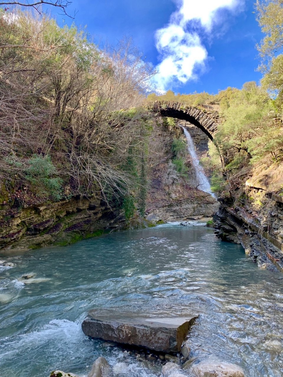 Χαρακτηριστικό τοξωτό γεφύρι, που δίνει τη δική του «νότα»
