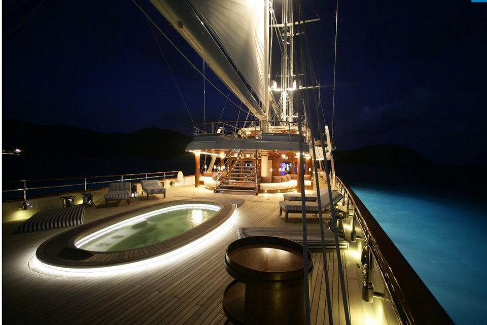 Nυχτερινή όψη του ΕΟS / Lurssen