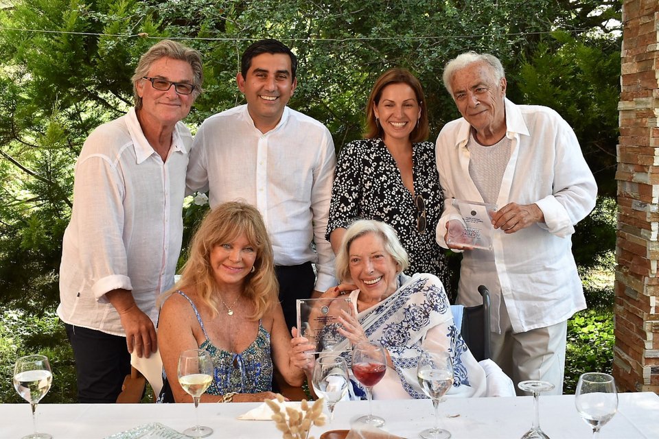 Κερτ Ράσελ, Γκόλντι Χον, Θοδωρής Τζούμας, Άνθια Σίλμπερτ, Ρίτσαρντ Ρομάνους