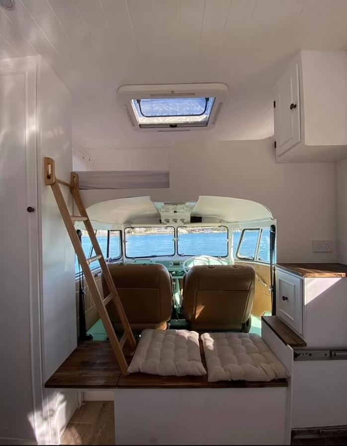 Το ανακαινισμέν, μοντέρνο εσωτερικό του βαν