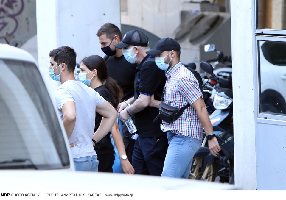 Ο Πέτρος Φιλιππίδης με χειροπέδες