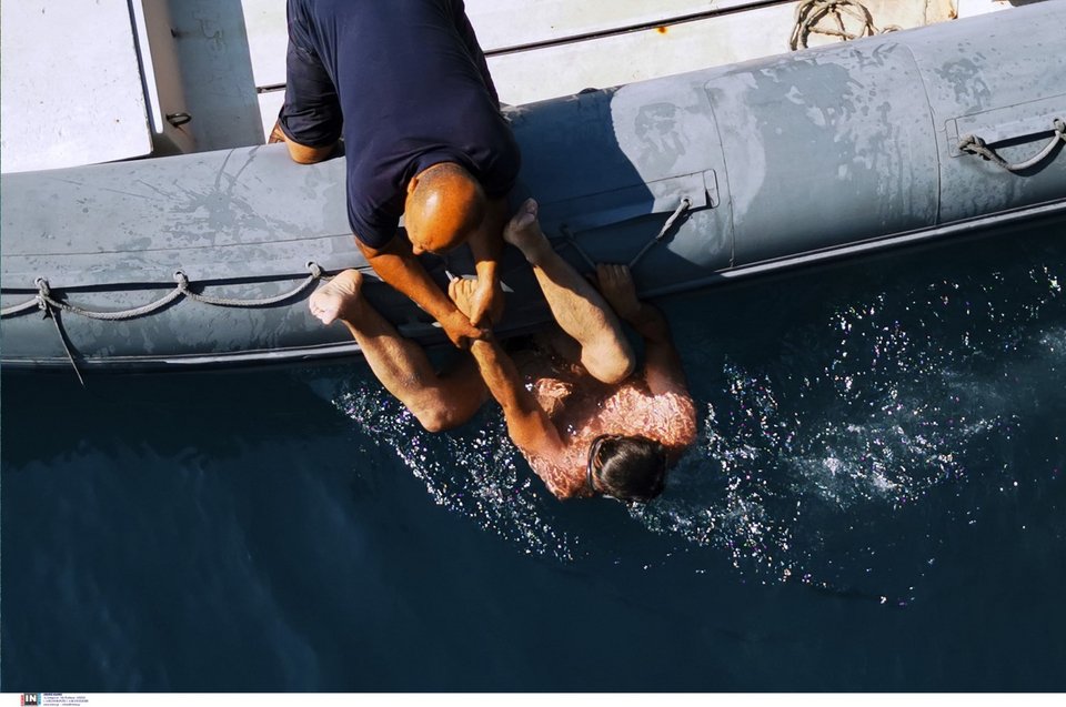 Ενα μικρό φουσκωτό έσπευσε να βοηθήσει τον λουόμενο, ενώ η φώκια απομακρύνθηκε / Φωτογραφία: Intimenews/ΜΠΟΥΓΙΩΤΗΣ ΒΑΓΓΕΛΗΣ