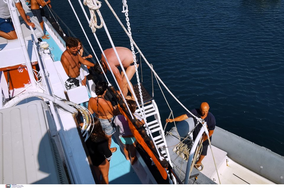 Τελικά, ο άνδρας ανέβηκε στο σκάφος / Φωτογραφία: Intimenews/ΜΠΟΥΓΙΩΤΗΣ ΒΑΓΓΕΛΗΣ