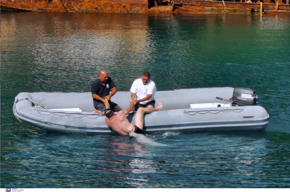 Ο κολυμβητής ανεβαίνει με την ανάλογη βοήθεια στο μικρό φουσκωτό, ενώ η φώκια έχει απομακρυνθεί / Φωτογραφία: Intimenews/ΜΠΟΥΓΙΩΤΗΣ ΒΑΓΓΕΛΗΣ