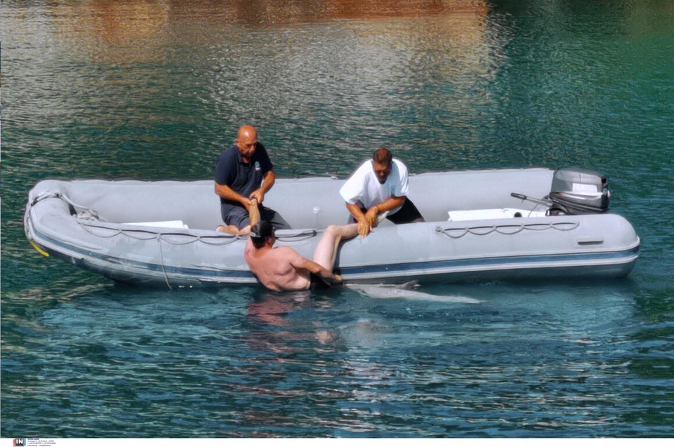 Ενα μικρό φουσκωτό έσπευσε προς βοήθεια του κολυμβητή, ενώ η φώκια απομακρύνθηκε / Φωτογραφία: Intimenews/ΜΠΟΥΓΙΩΤΗΣ ΒΑΓΓΕΛΗΣ