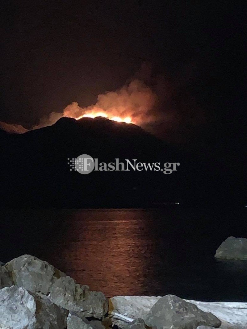 Η φωτιά μεταξύ Παλαιόχωρας και Σούγιας είναι ορατή και στην Παλαιοχώρα / Φωτογραφία: flashnews.gr