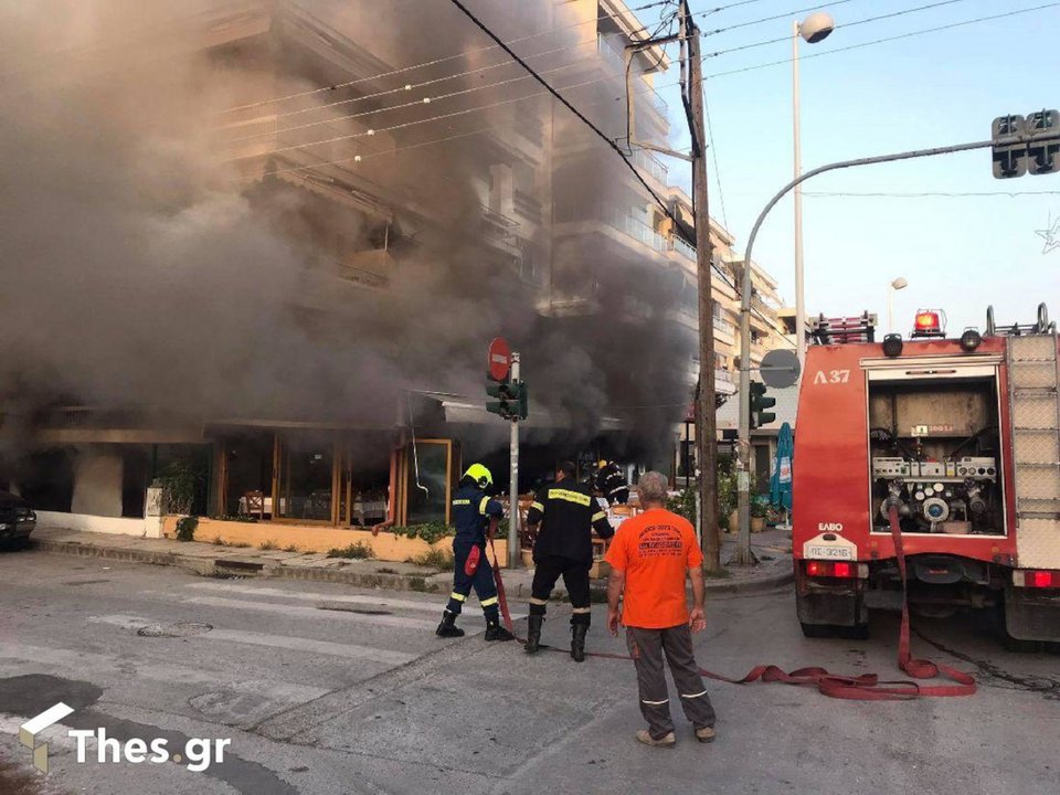 Πυκνοί οι καπνοί στην ταβέρνα / Φωτογραφία: thes.gr
