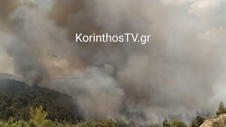 Τα εναέρια μέσα που επιχειρούν φαίνονται με δυσκολία / Φωτογραφία: korinthostv.gr