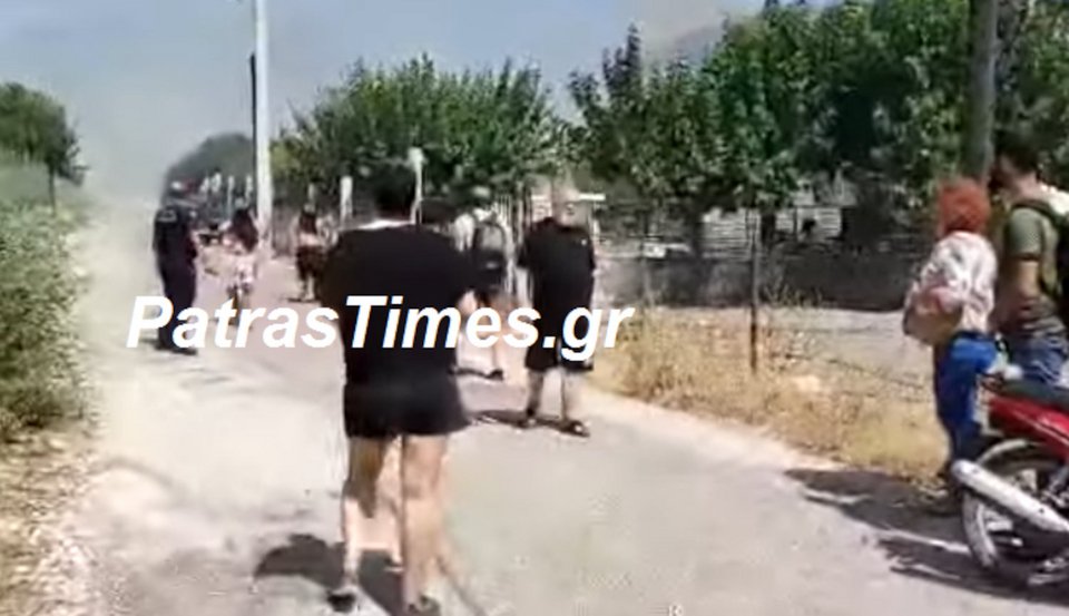 Ανάστατοι οι κάτοικοι της περιοχής από την πυρκαγιά / Φωτογραφία: patrastimes.gr