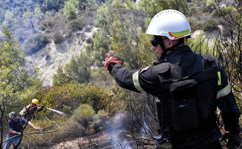 Η μορφολογία του εδάφους και ο αέρας κάνουν ακόμη πιο δύσκολη την επιχείρηση / Φωτογραφία: Intimenews-ΨΩΜΑΣ ΒΑΣΙΛΗΣ