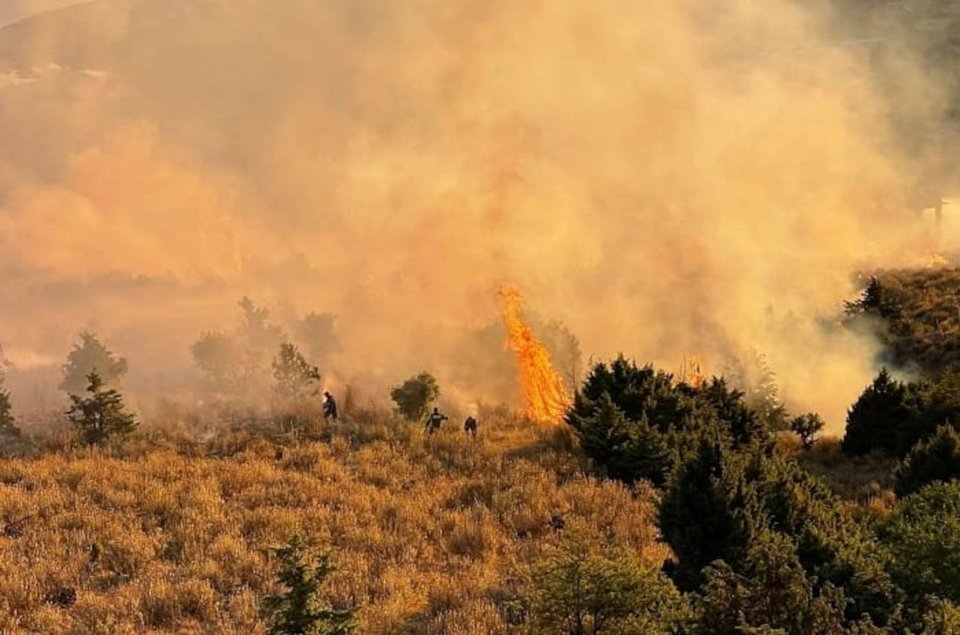 Μάχη με τις φωτιές δίνουν οι πυροσβέστες / Φωτογραφία: Epiruspost