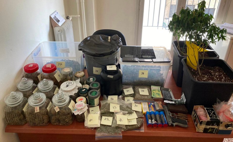 Όλα τα αντικείμενα που βρέθηκαν στην έρευνα / Φωτογραφία: Ελληνική Αστυνομία