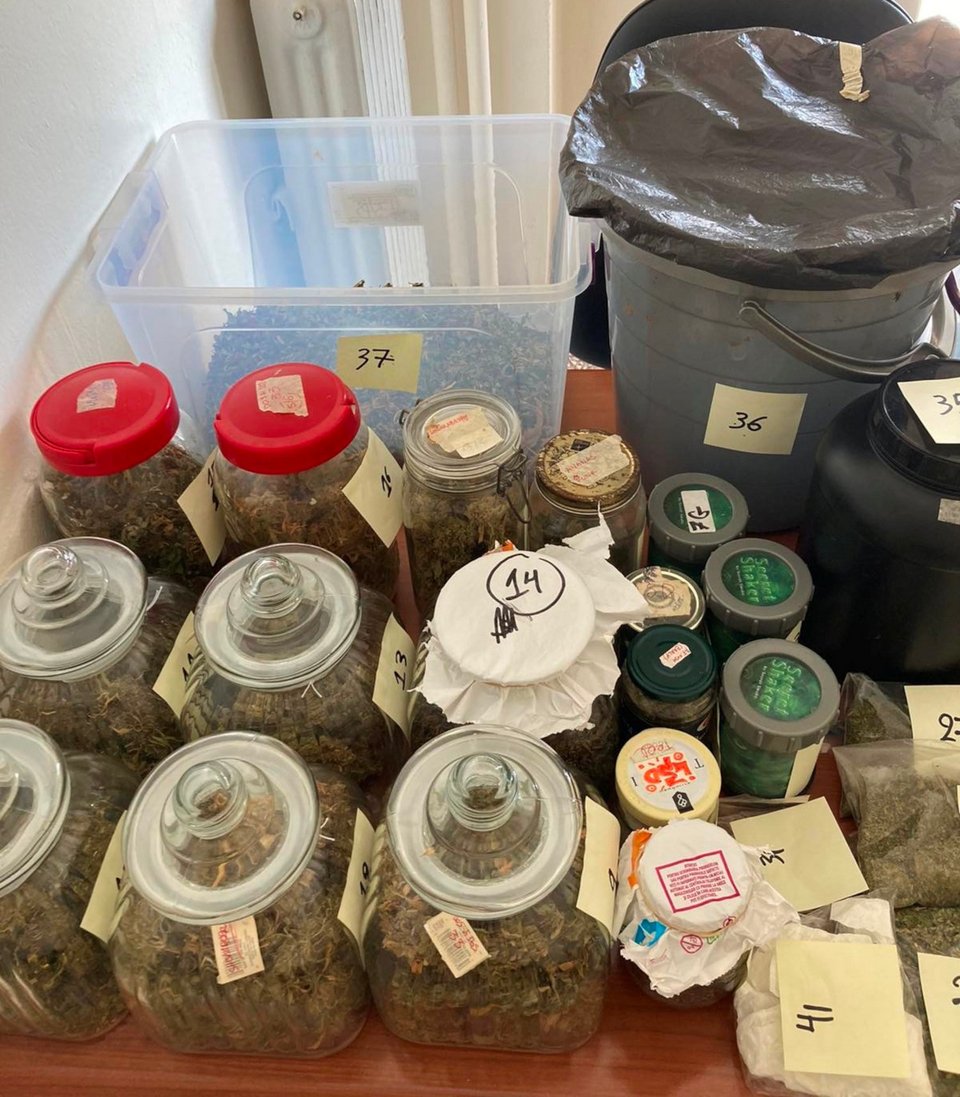 Μεταξύ των ευρημάτων ήταν και 2.156 γραμμ. ακατέργαστης κάνναβης / Φωτογραφία: Ελληνική Αστυνομία