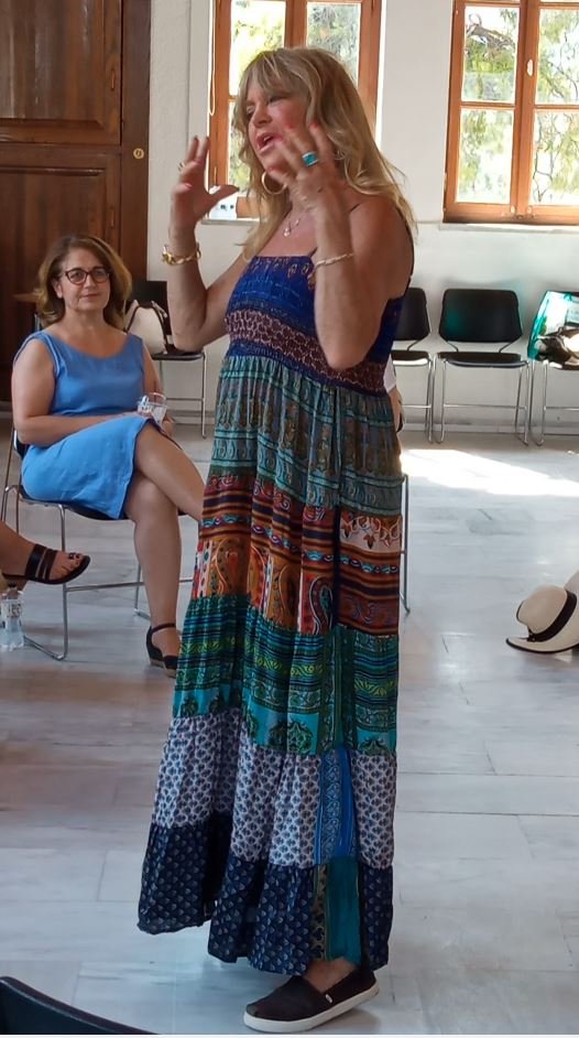 Η Γκόλντι Χον μιλά με πάθος για το πρόγραμμα της για τα παιδιά και τους εφήβους