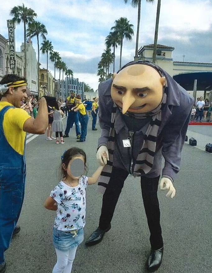 Ο ηθοποιός ντυμένος Gru κάνει το ρατσιστικό σύνθημα