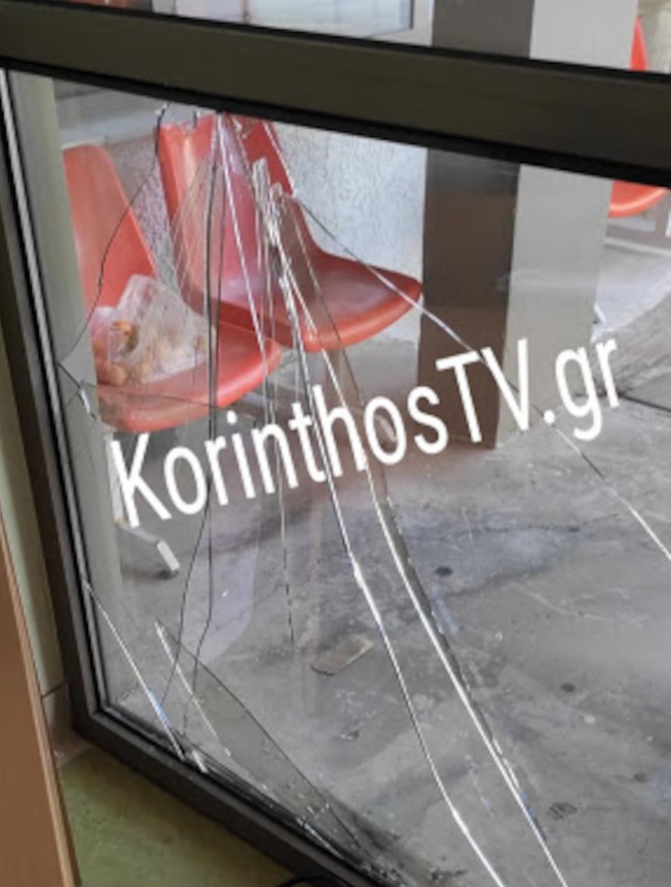 Η τζαμαρία που έσπασε κατά την επίθεση / Φωτογραφία: korinthostv.gr